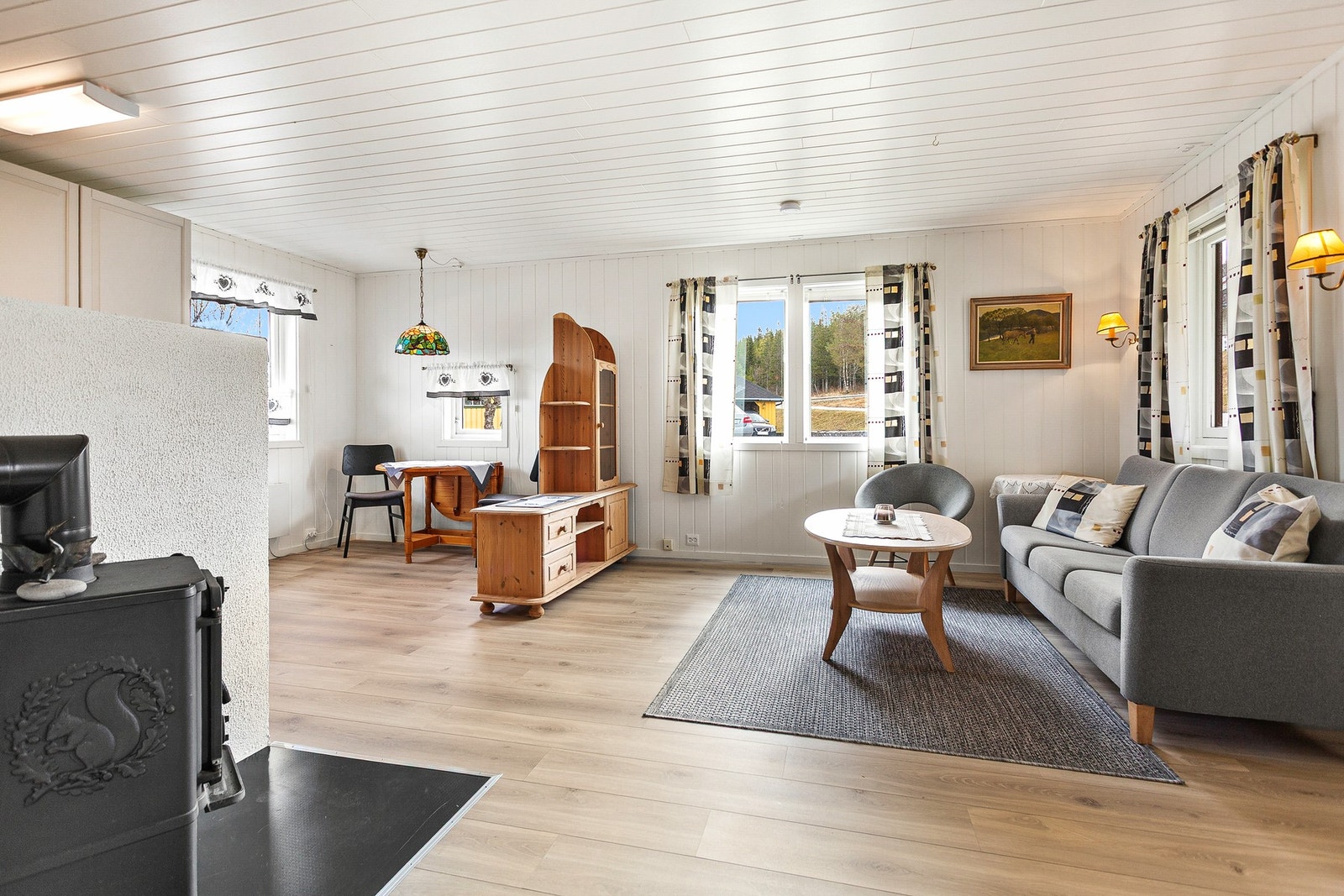 Romslig stue med plass til møblering. Galleribilde