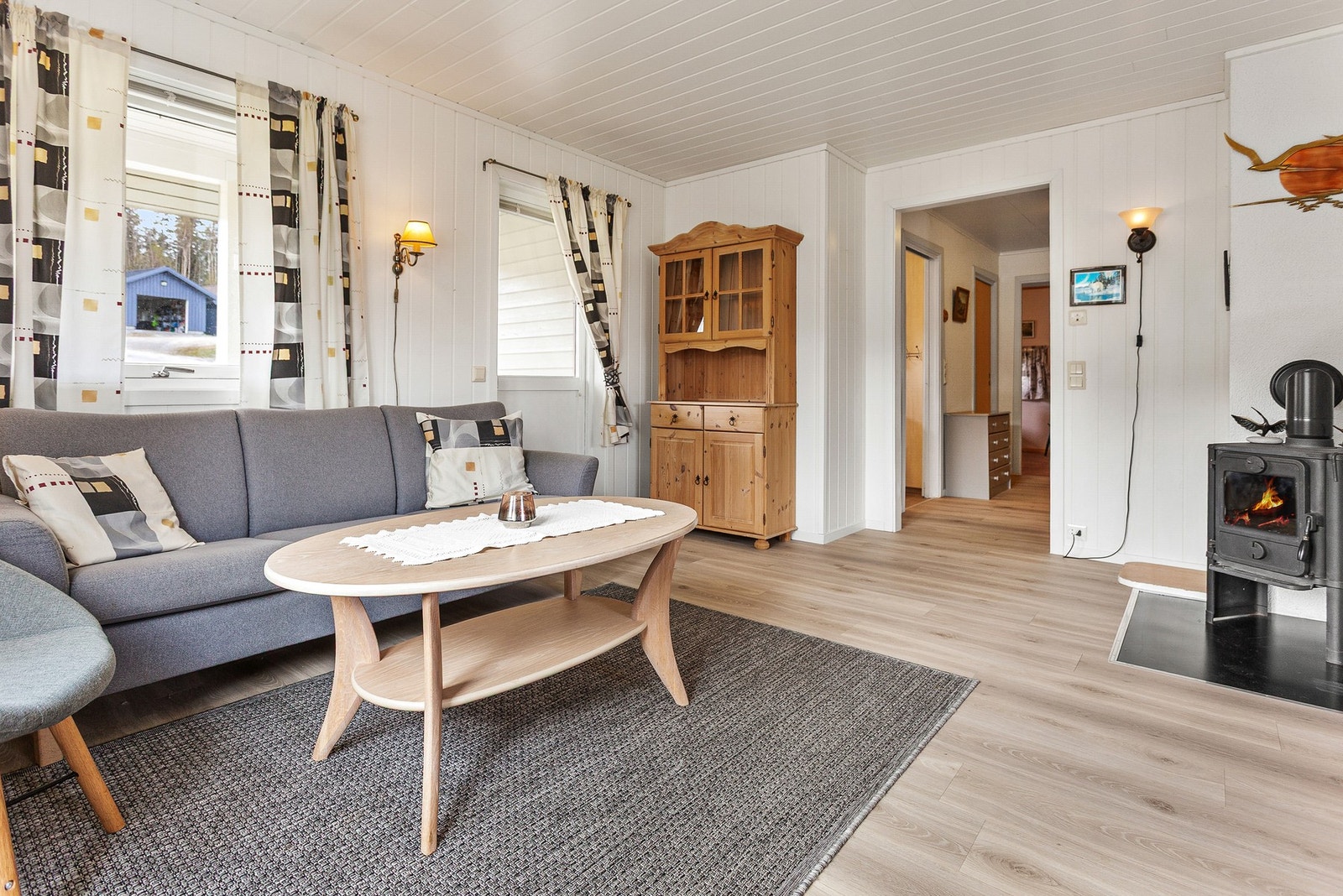 Boligen varmes opp med vedfyring og strøm. Galleribilde