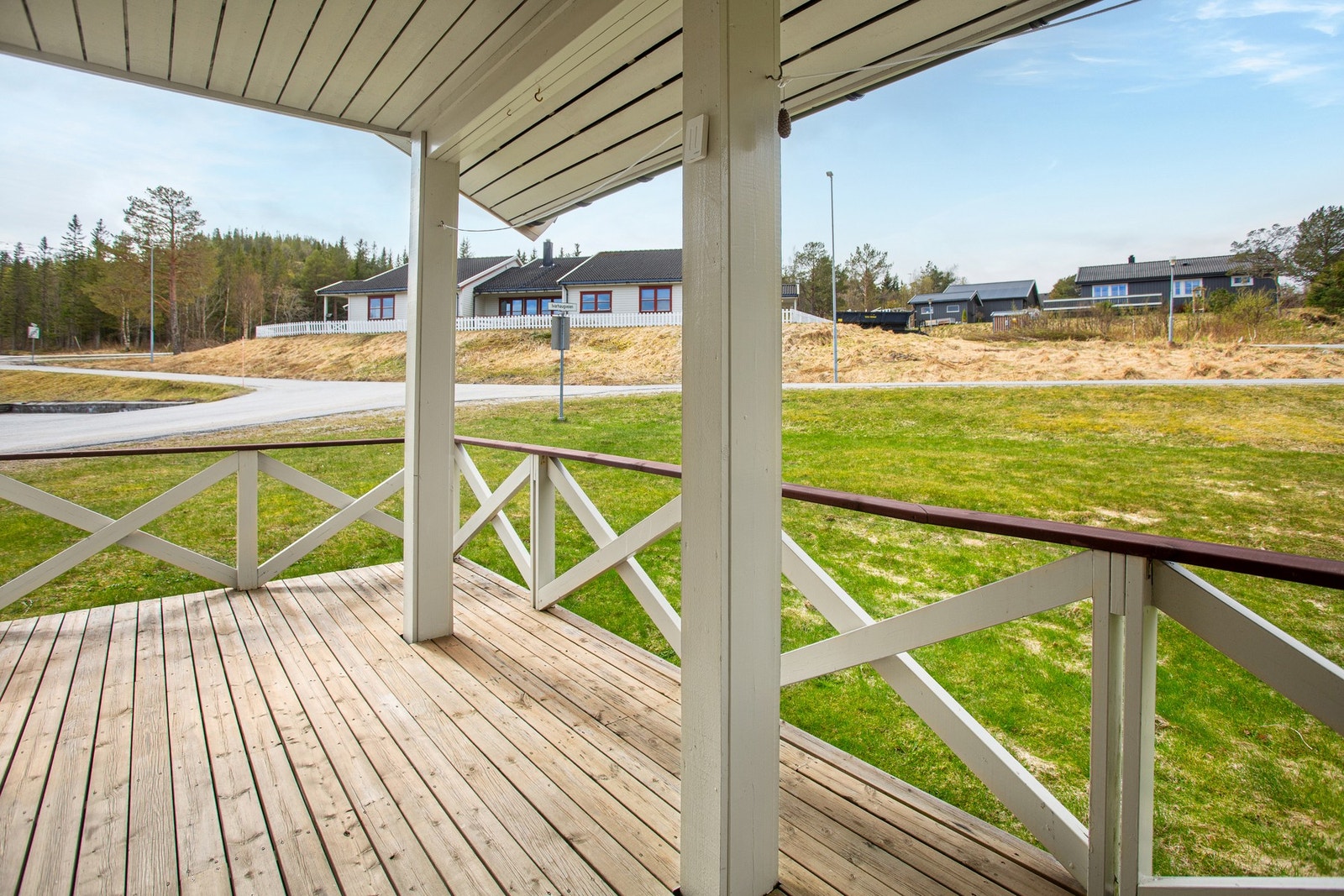 Takoverbygget veranda på bakkeplan med opparbeidet plen. Galleribilde