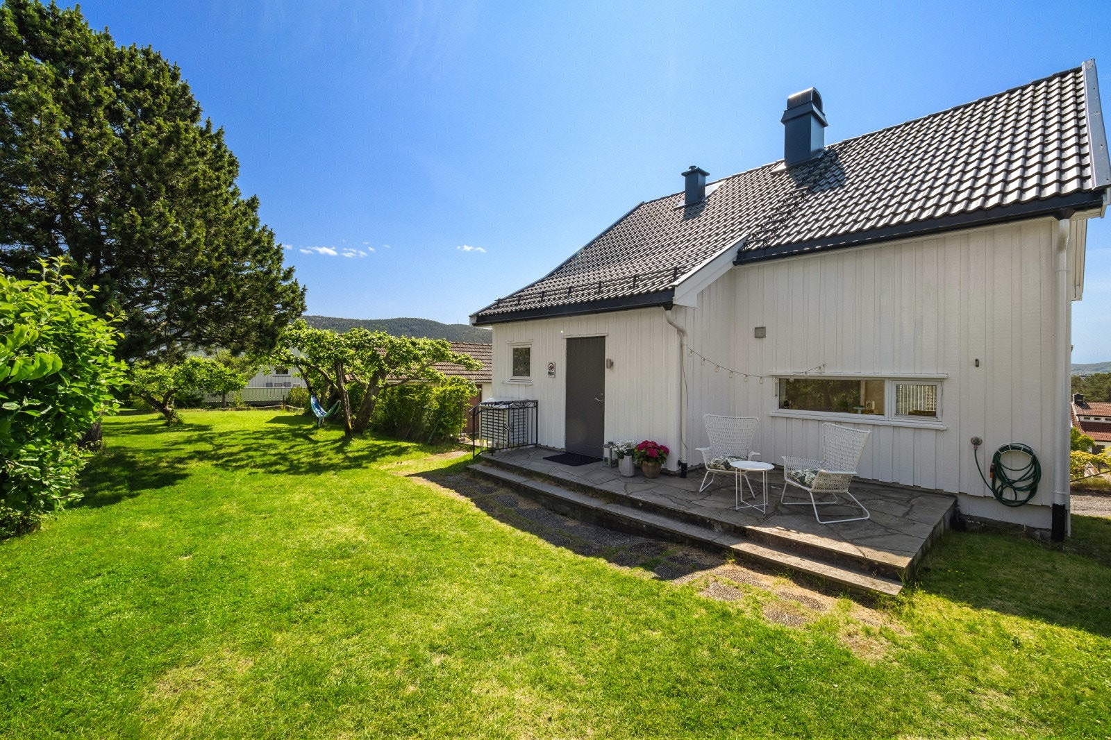 Eiendommen har pent opparbeidet uteområde. Galleribilde