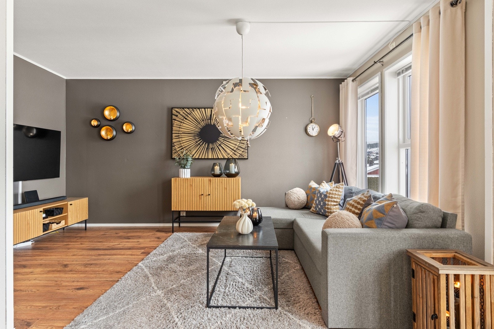Rommet har gode møbleringsmuligheter for både sofagruppe og spiseplass. Galleribilde