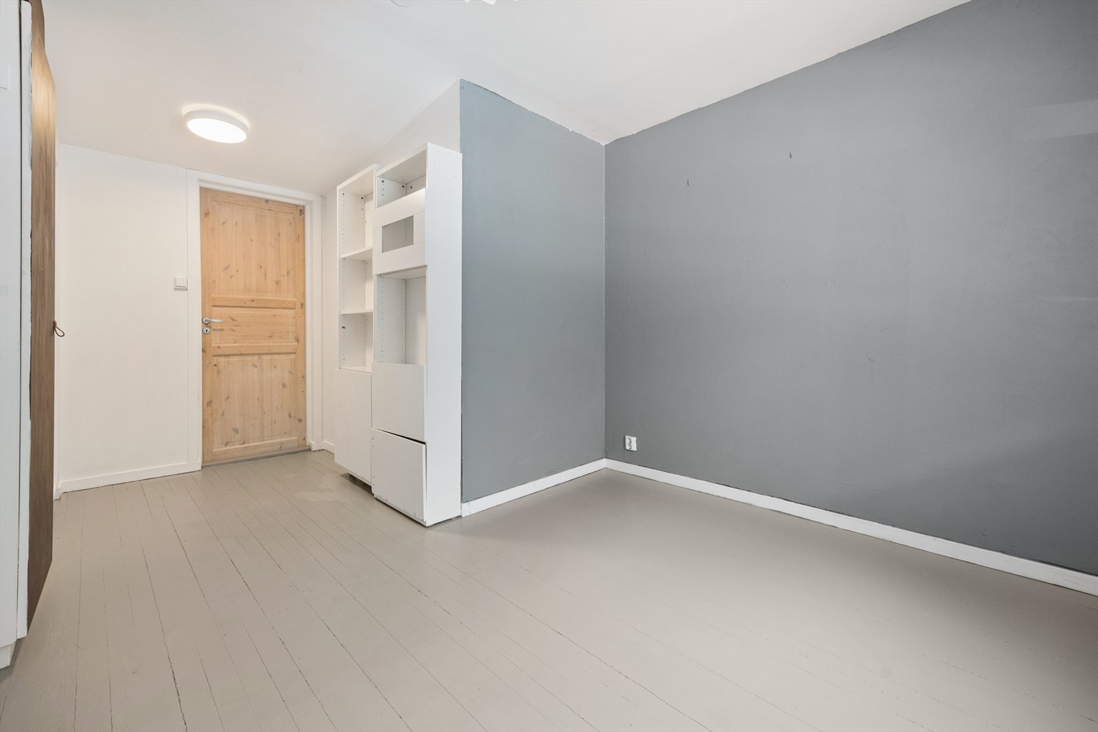 På soverommet er det et skjult rom som kan fungere som walk-in garderobe eller bod. Adkomst er via skjult dør som bokhyllene er festet på. Galleribilde