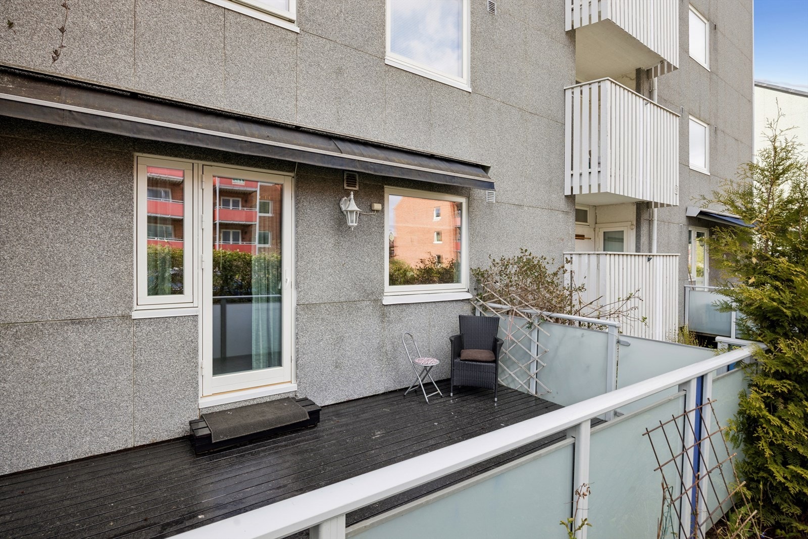 Stor veranda på nesten 15 m² med utgang fra stuen. Det er også nedgang til hagen fra verandaen. Galleribilde