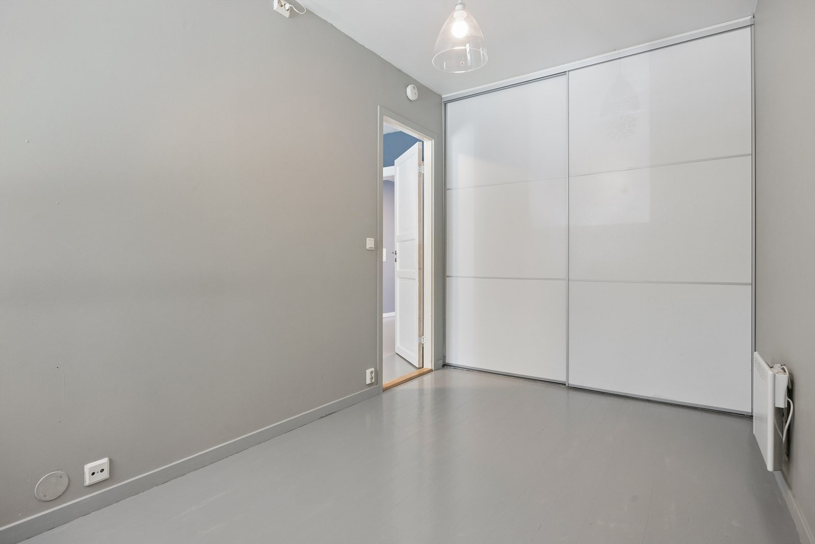 Det nest største soverommet på 10,4 m² har en stor skyvedørsgarderobe i enden av rommet. Galleribilde