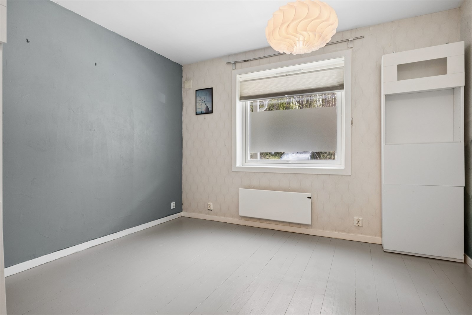 Dette er det største soverommet og har rikelig med plass til både seng og møblement. Galleribilde