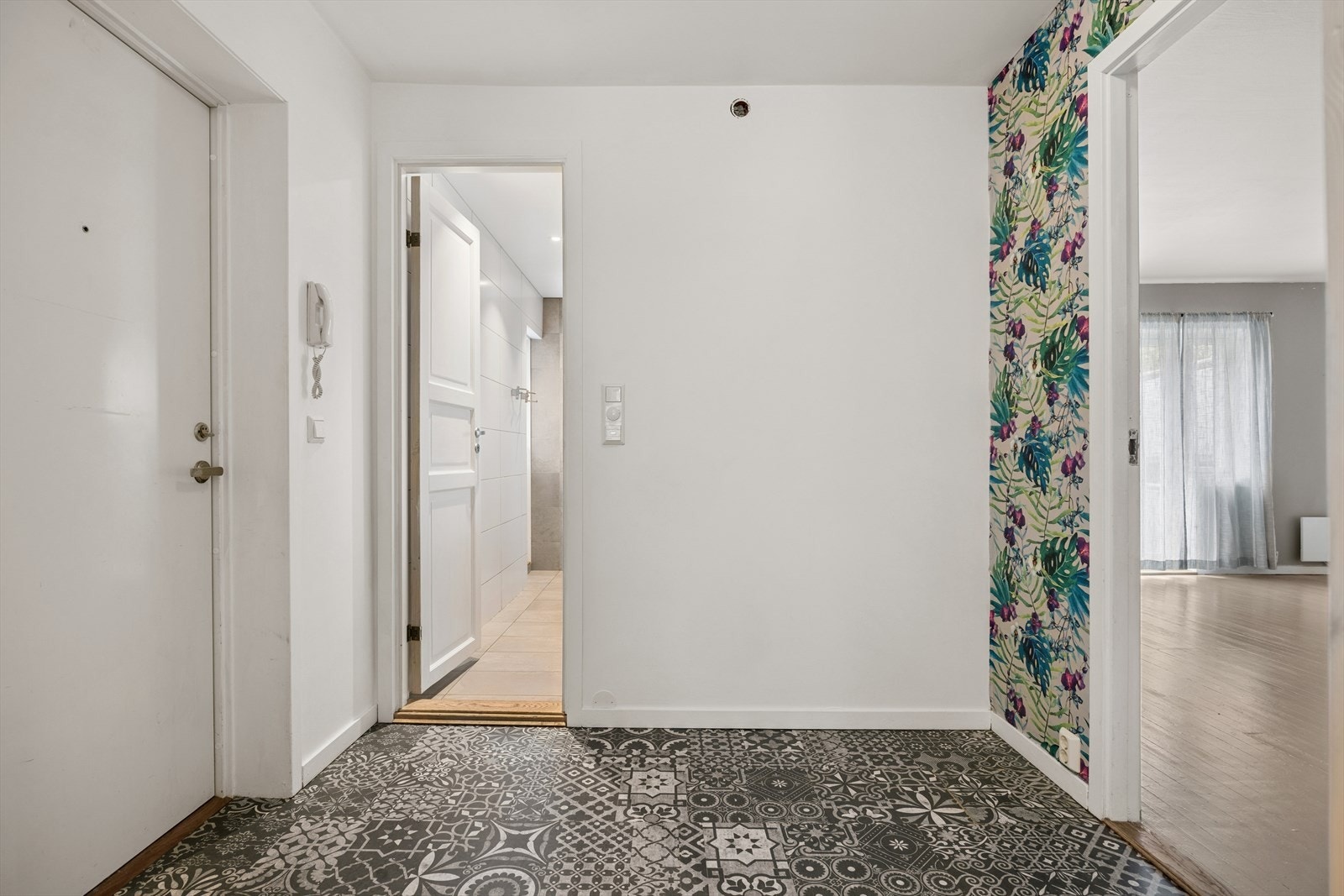 Velkommen inn. Leiligheten har en romslig entrè på 4,7 m². Plass til garderobeskap om ønskelig. Galleribilde