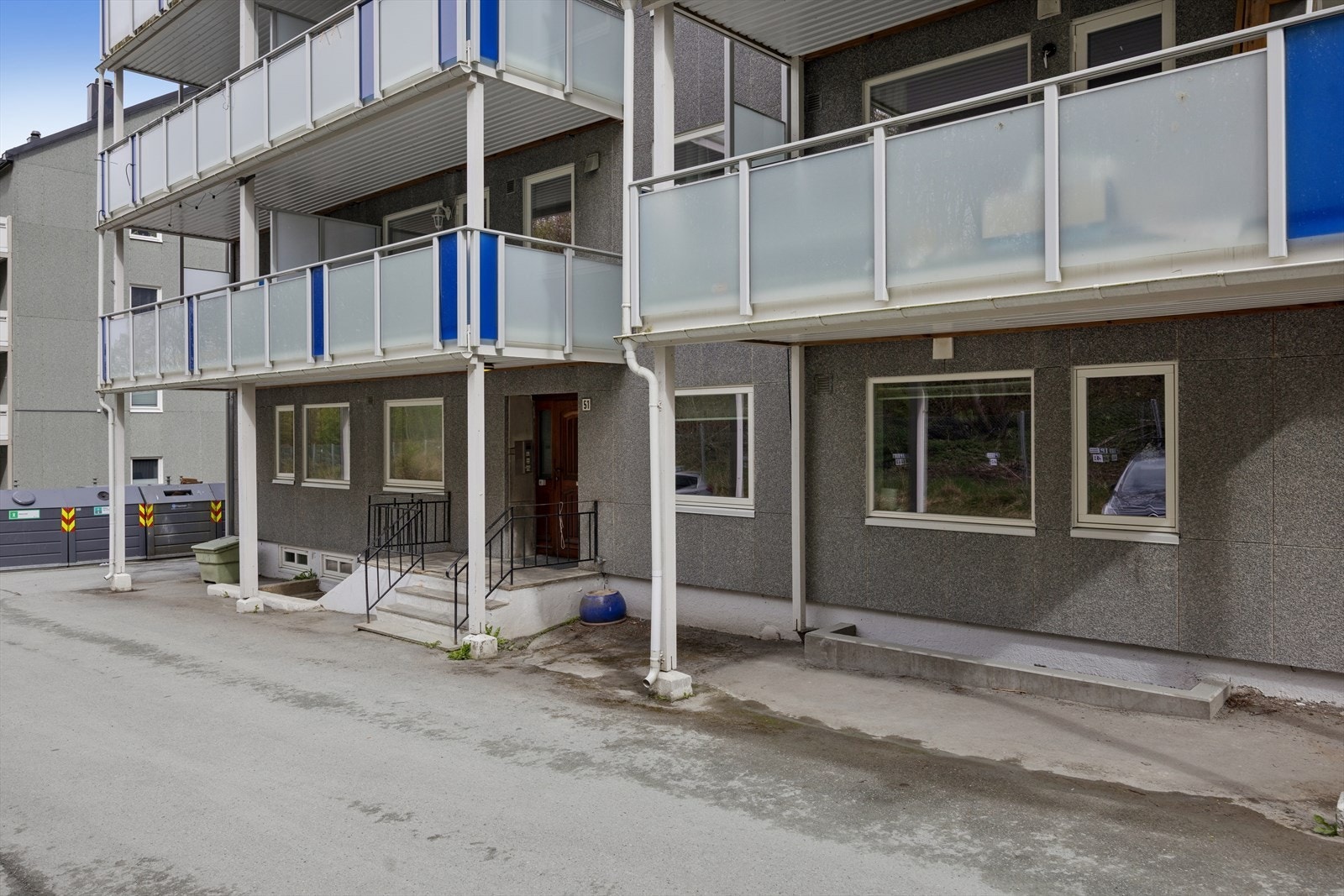 Overbygget og tørt inngangsparti. Galleribilde