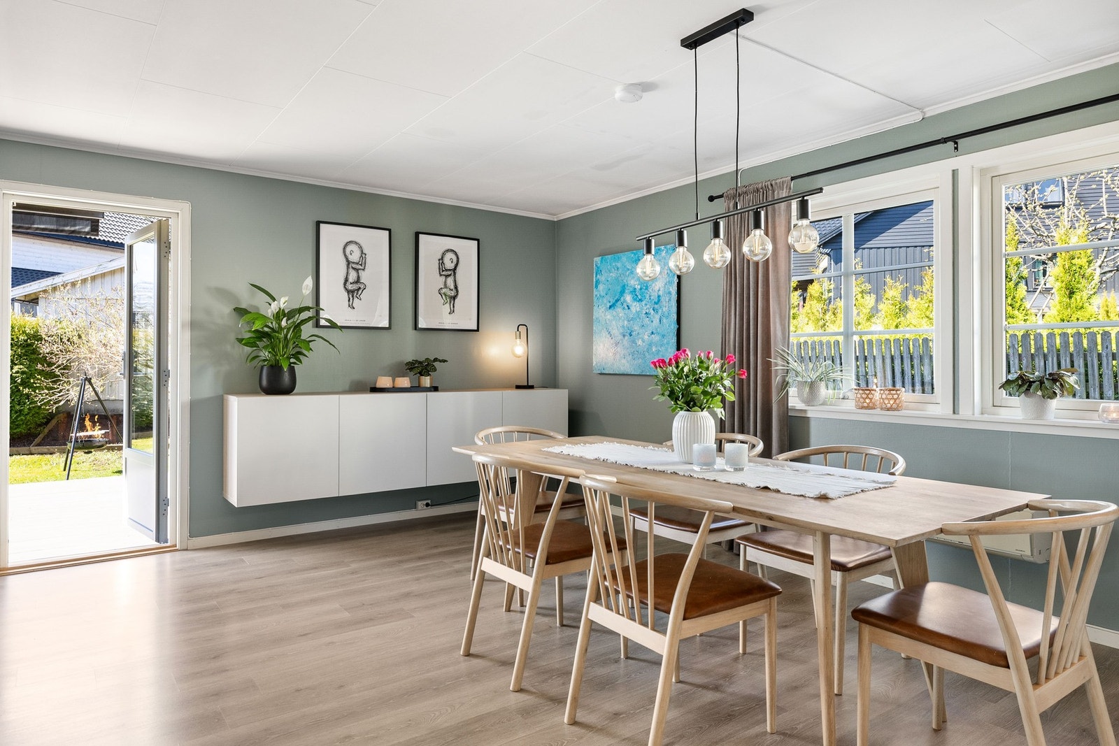 Lyst rom med store vinduer som slipper inn rikelig med naturlig lys. Fra stuen er det også direkte utgang til hageområde. Galleribilde