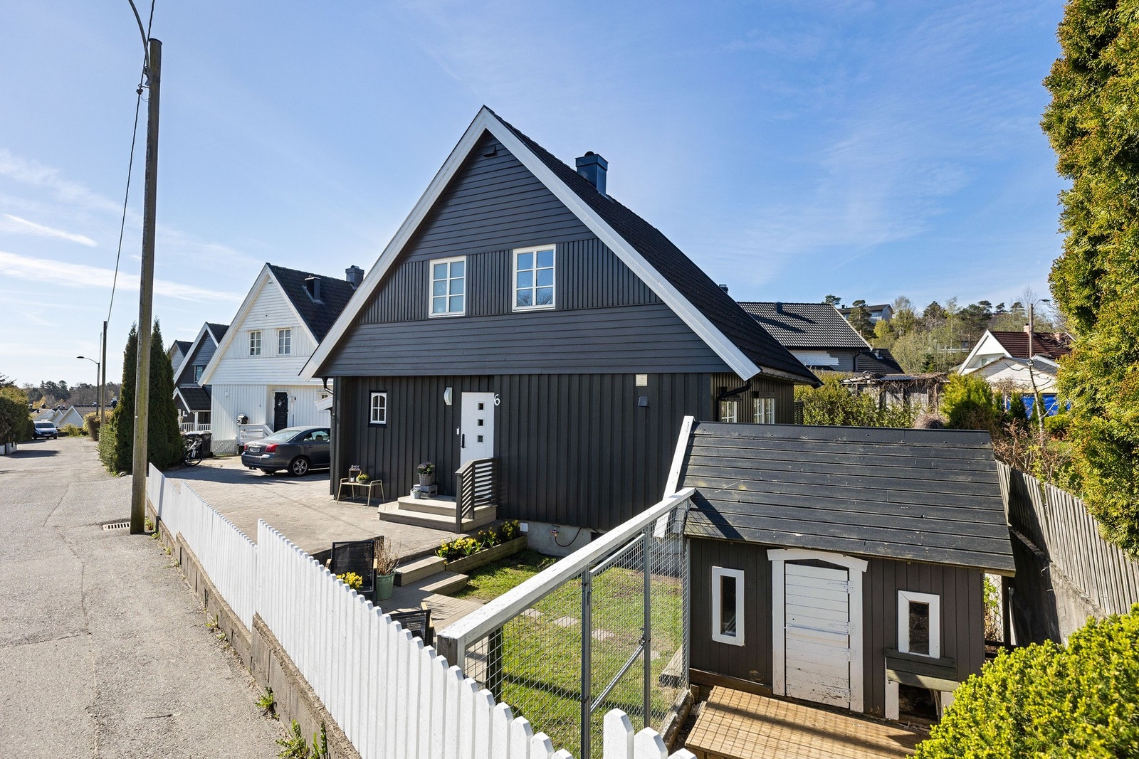 Dette er en koselig enebolig med sentral beliggenhet og solrik hage. Galleribilde
