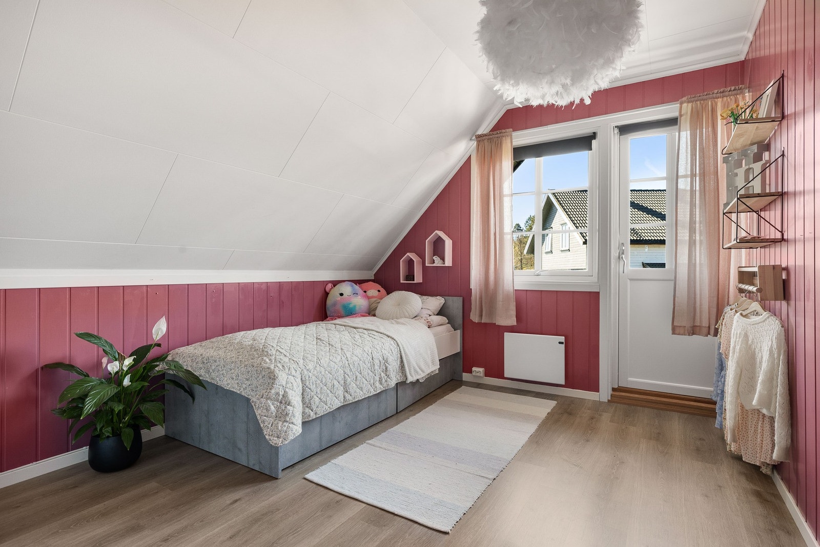 Lyst soverom med skråtak, store vinduer og tilgang til balkong. Galleribilde