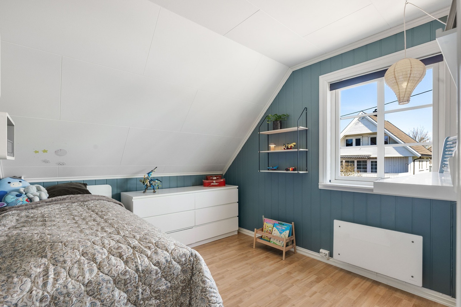 Lyst rom med skråtak og vindu som gir god naturlig belysning. Galleribilde