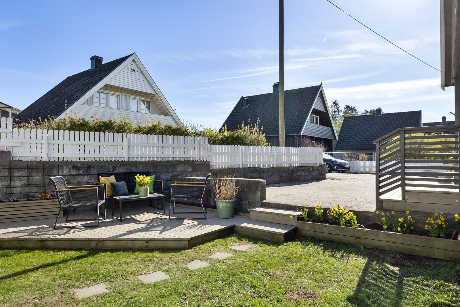 På fremsiden er det en terrasse med gode solforhold og god plass til utemøbler. Galleribilde