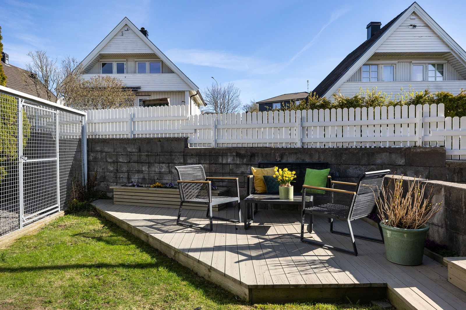 Pent opparbeidet hage med grønne soner og beplantning. Galleribilde