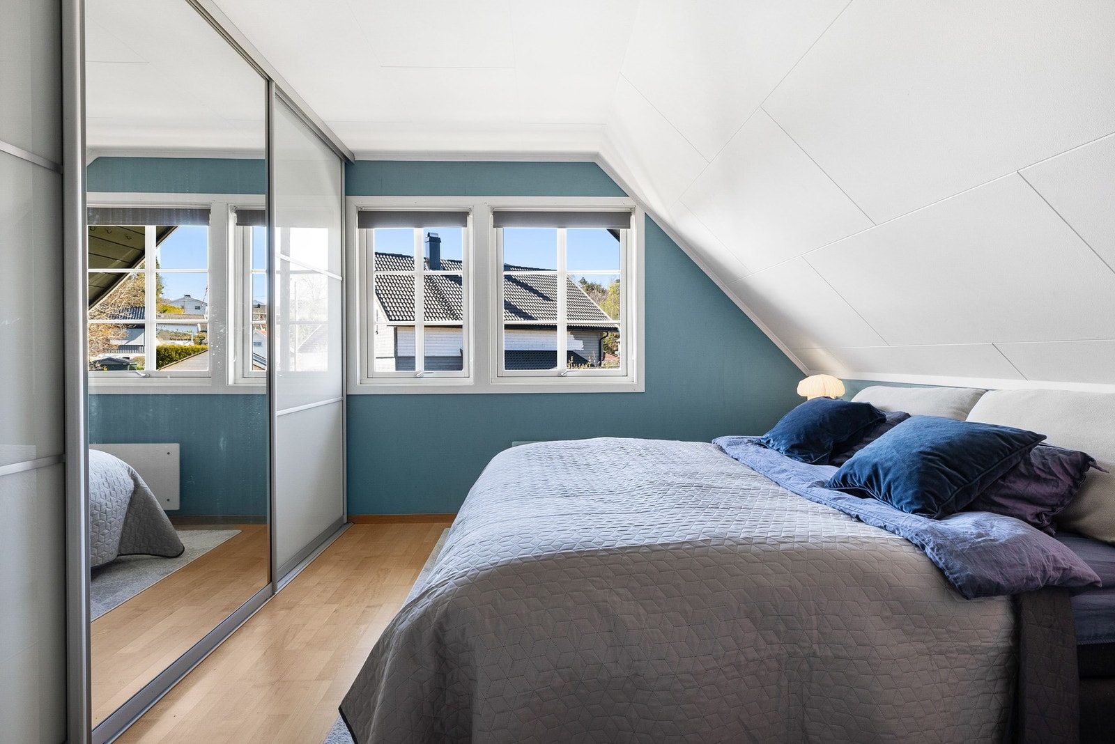 Det er god lagringsplass i skyvedørsgarderobe. Galleribilde