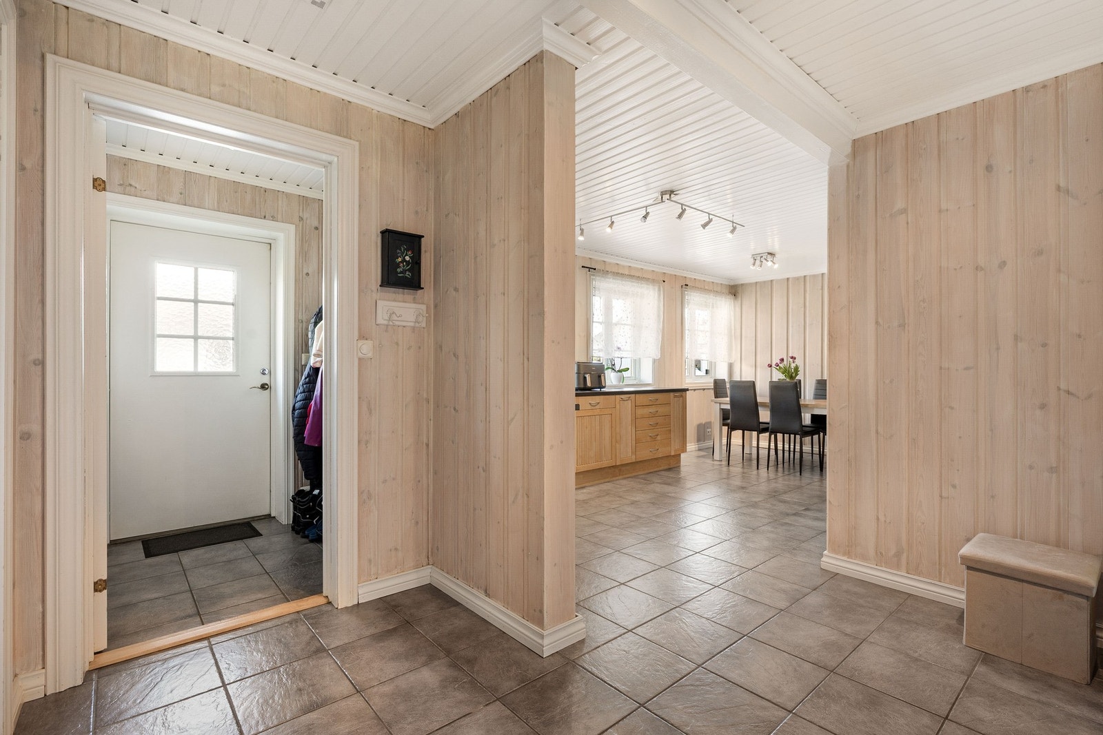 Boligens underetasje er innredet med en romslig hybelleilighet. Galleribilde