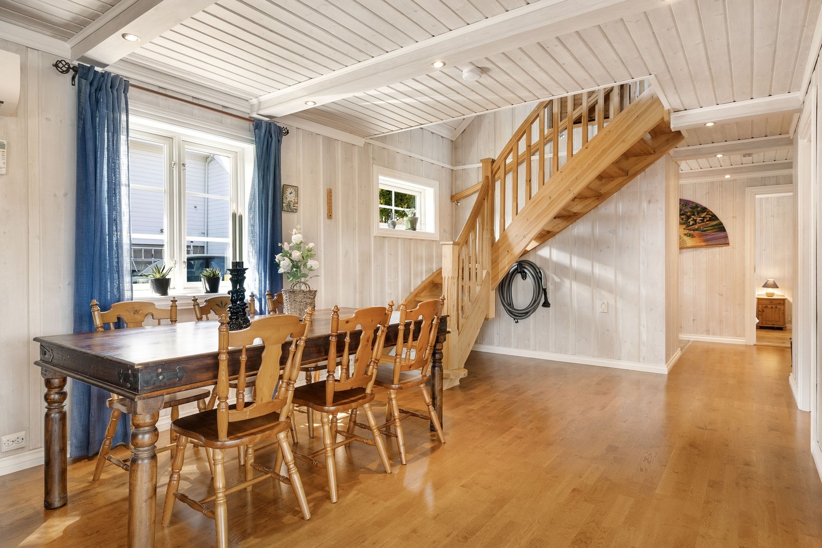 Det er koselig plass til spisebord ved vinduet. Galleribilde