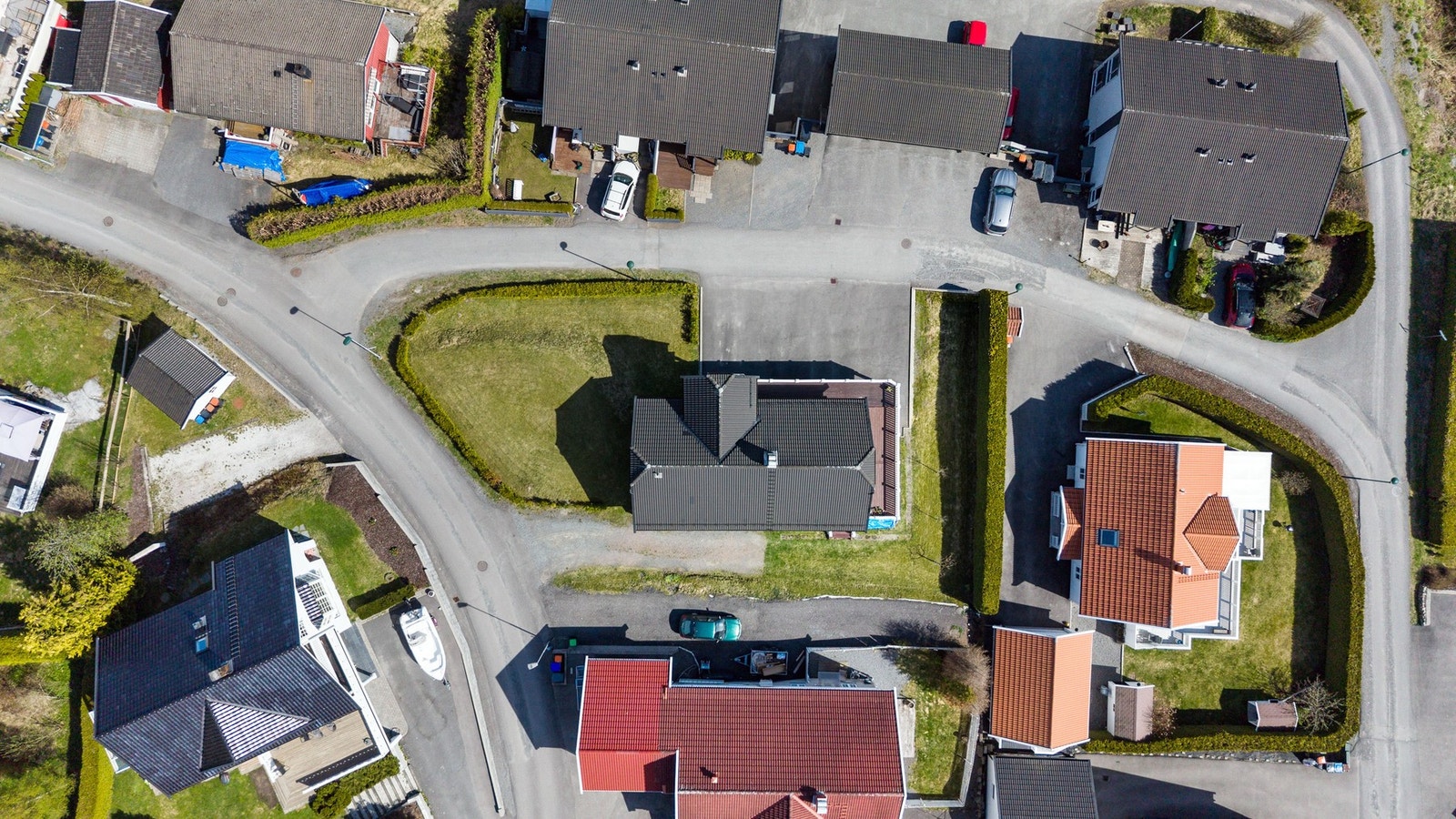 Tomten er pent opparbeidet med gressplen og hekk, og har en asfaltert gårdsplass med god plass til parkering. Galleribilde