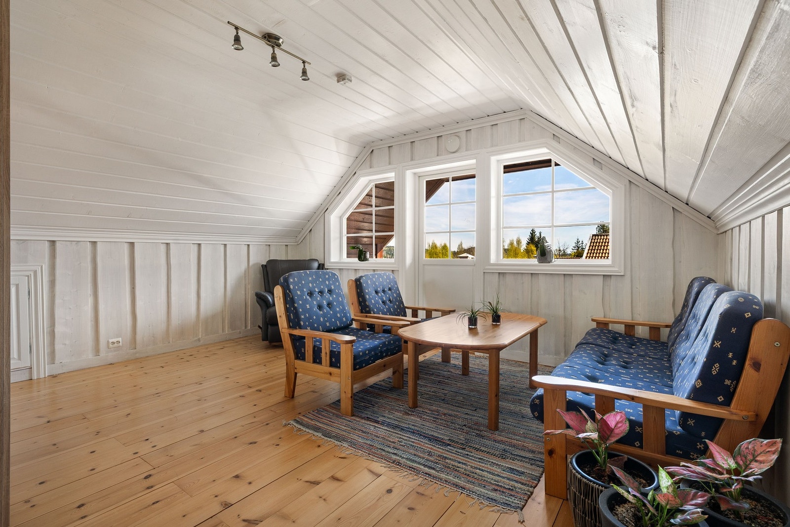 Loftstue med plass til sofagruppe. Her kan famiilens yngste kose seg eller innredes til en ekstra TV stue. Galleribilde