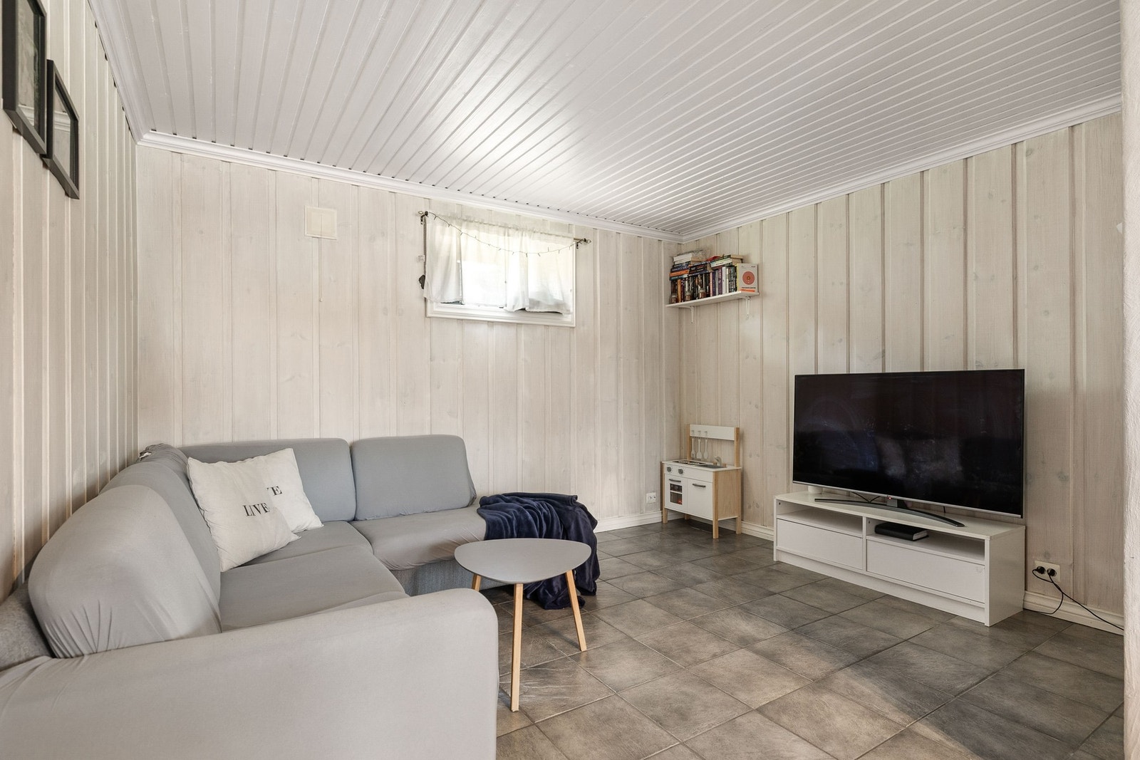 Kjøkken/stue ligger i en åpen løsning. Her er det plass til både sofa og TV møbler. Galleribilde