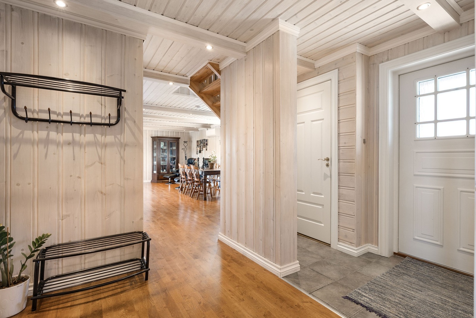 Hovedetasjens inngangsparti er lyst og romslig og har plass til oppbevaring av yttertøy og sko. Velkommen inn! Galleribilde