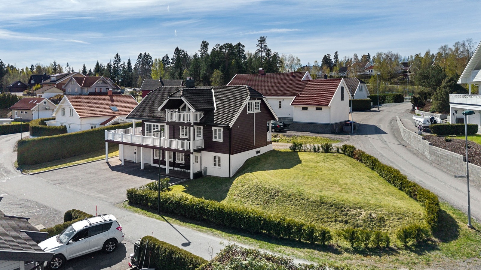 Boligen ligger i et etablert og familievennlig boligområde med integrert dobbelgarasje og gårdsplass med god plass til parkering. Galleribilde