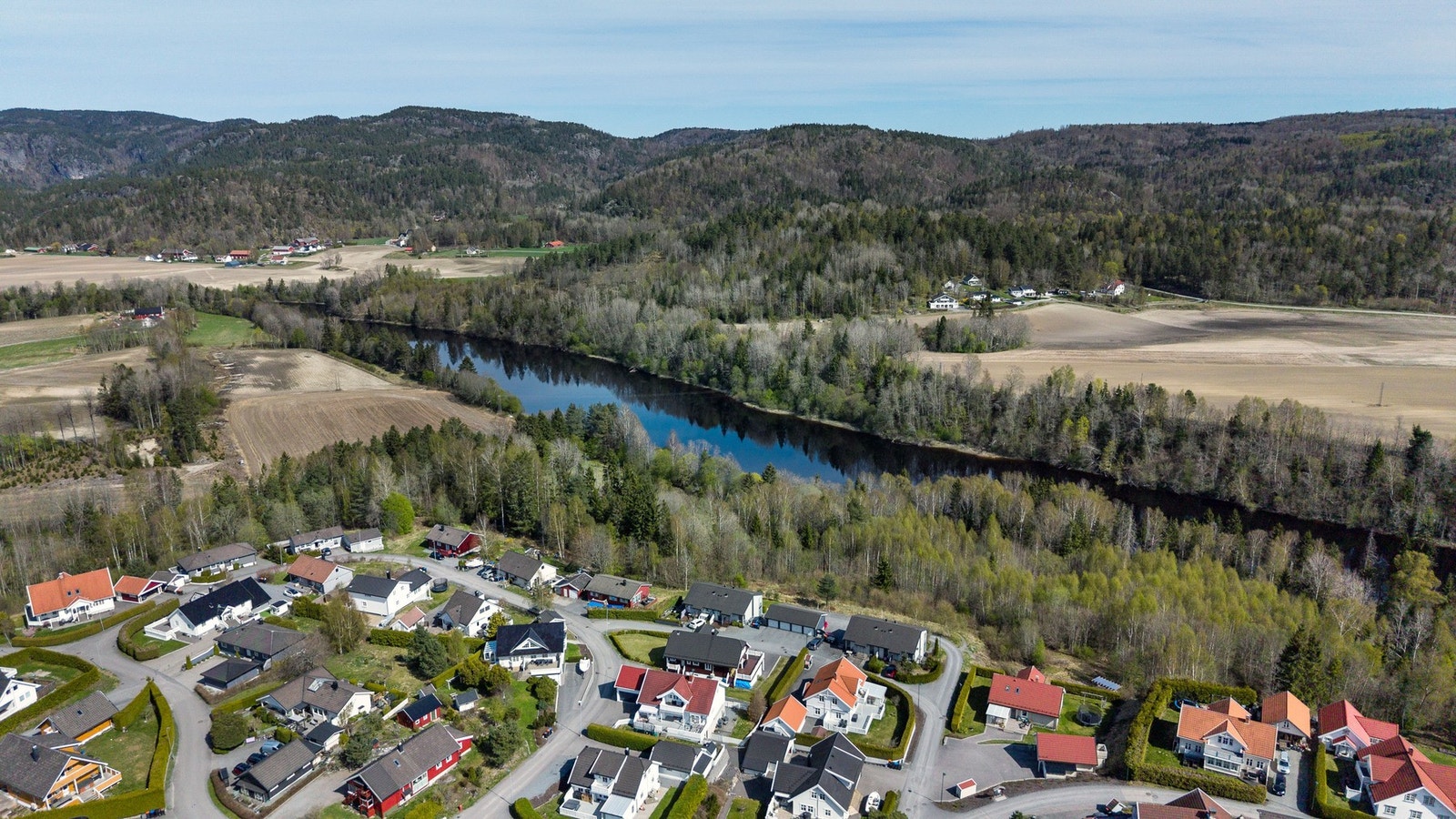 Området har en rolig og landlig beliggenhet, men samtidig kort avstand til nødvendige fasiliteter i Kvelde sentrum. Galleribilde