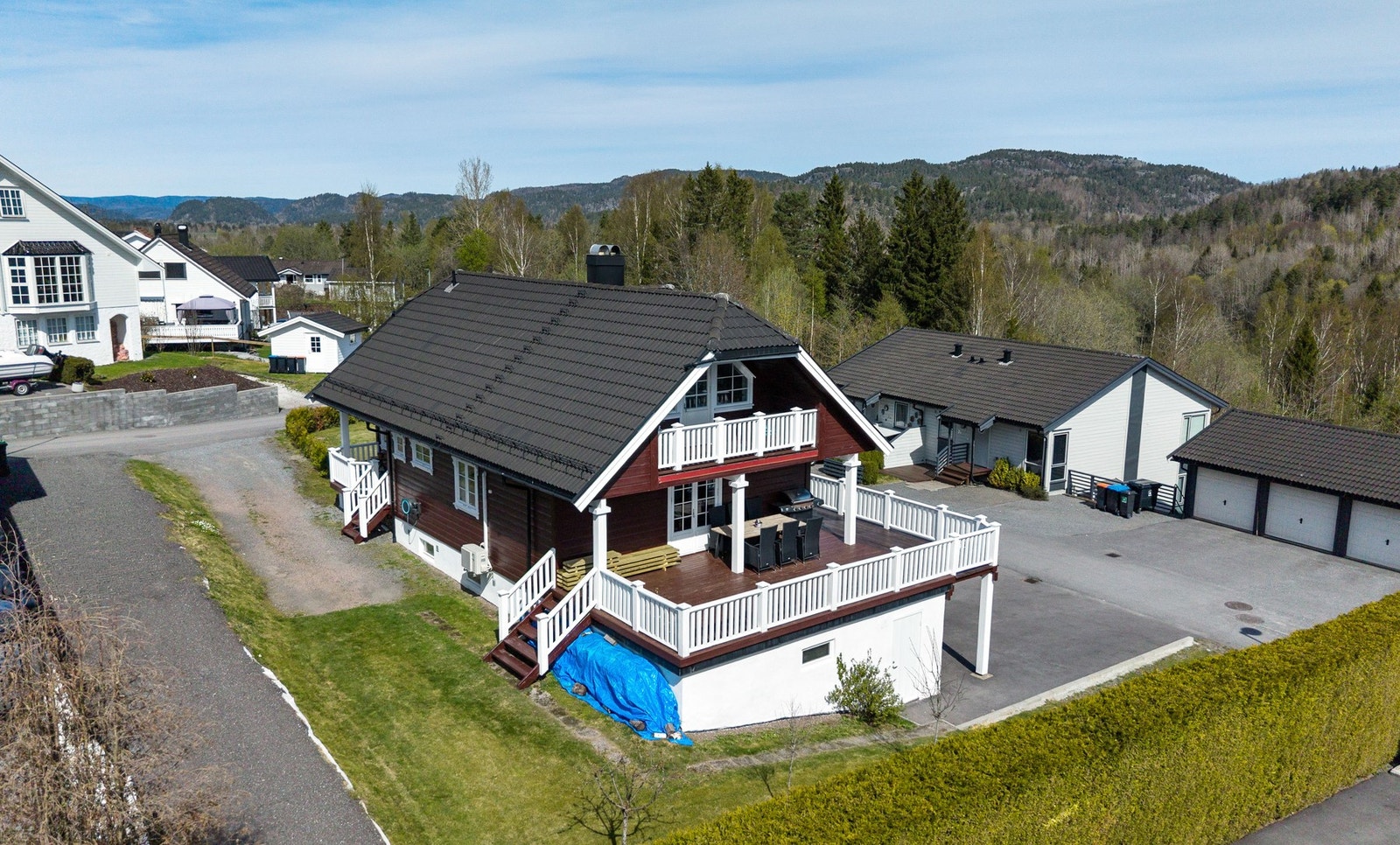 Dette er en romslig enebolig over tre plan med hybelleilighet og garasje. Galleribilde