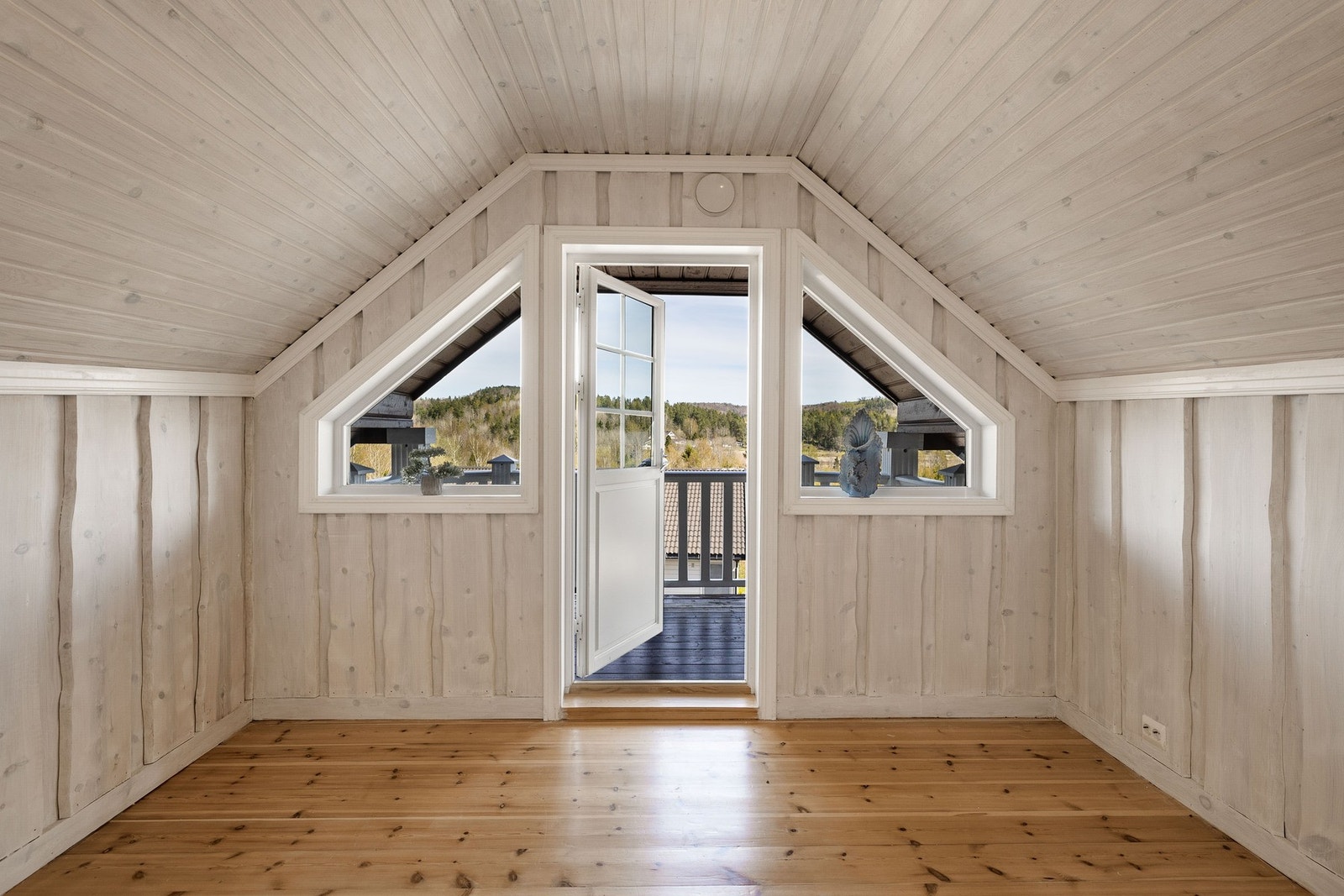 Soverom med utgang til balkong, hvor man også kan nyte flott utsikt over landskapet. Galleribilde