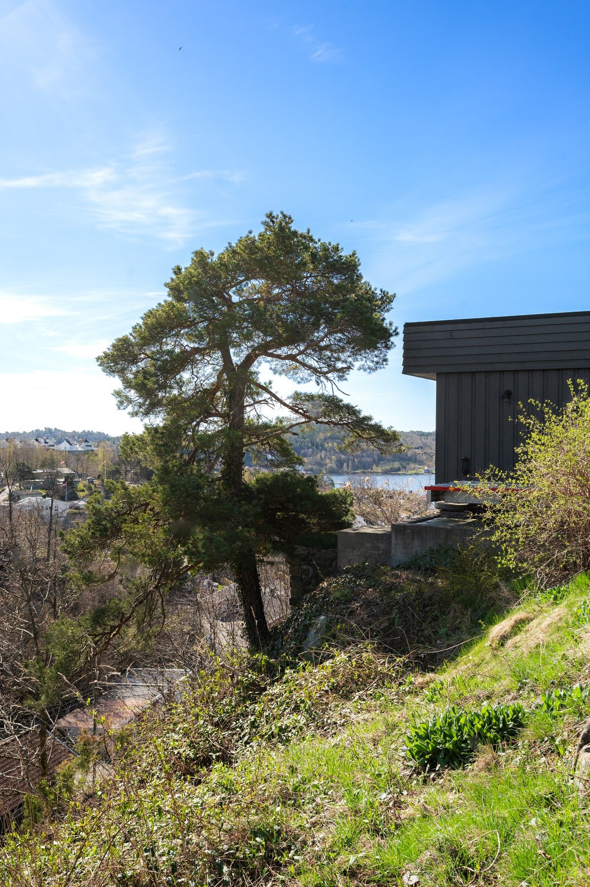 Her ser man utsikten fra utsiden av hovedsoverom Galleribilde