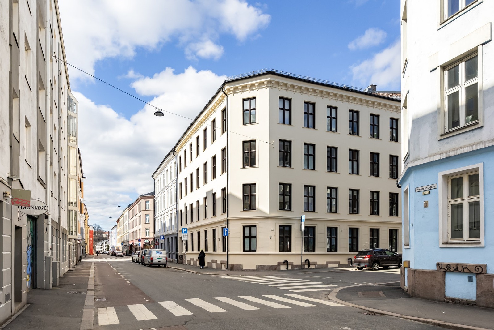 Klassisk bygård fra 1880, hvor fasaden og trappeoppgangen ble ferdig oppusset i 2026 Galleribilde