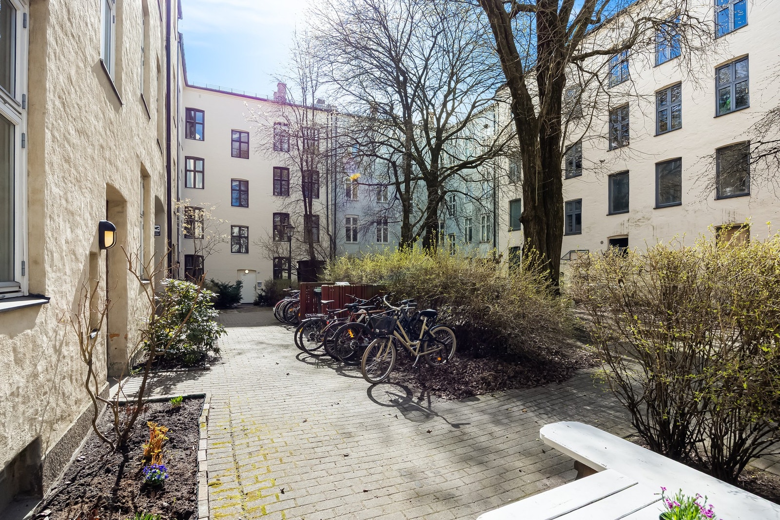 Borettslaget består av 16 andelere, og disponerer en trivelig bakgård med sittegrupper i nydelige omgivelser Galleribilde