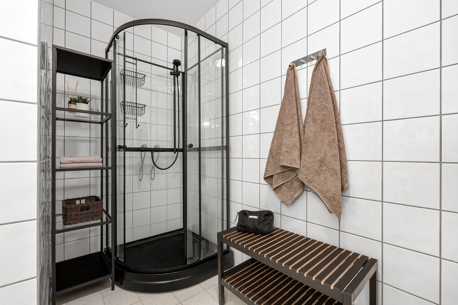 Det er nylig montert ny baderomsinnredning og dusj. Galleribilde