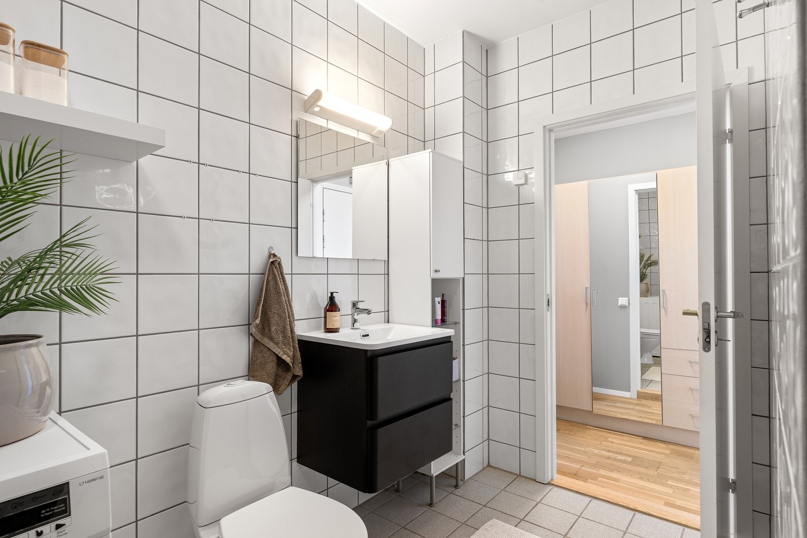 Badet har svært god størrelse, med plass til både vaskemaskin og tørketrommel uten at det går på bekostning av romfølelsen. Galleribilde