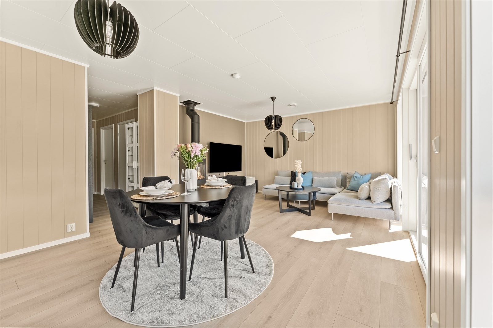 Stuen er enkel å innrede med romslig sofagruppe og bord. Galleribilde
