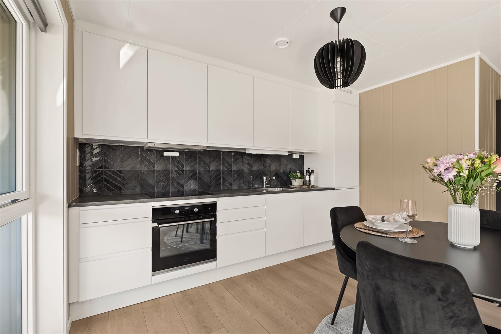 Lekker kitchenboard mellom benkeplaten og overskap. Galleribilde