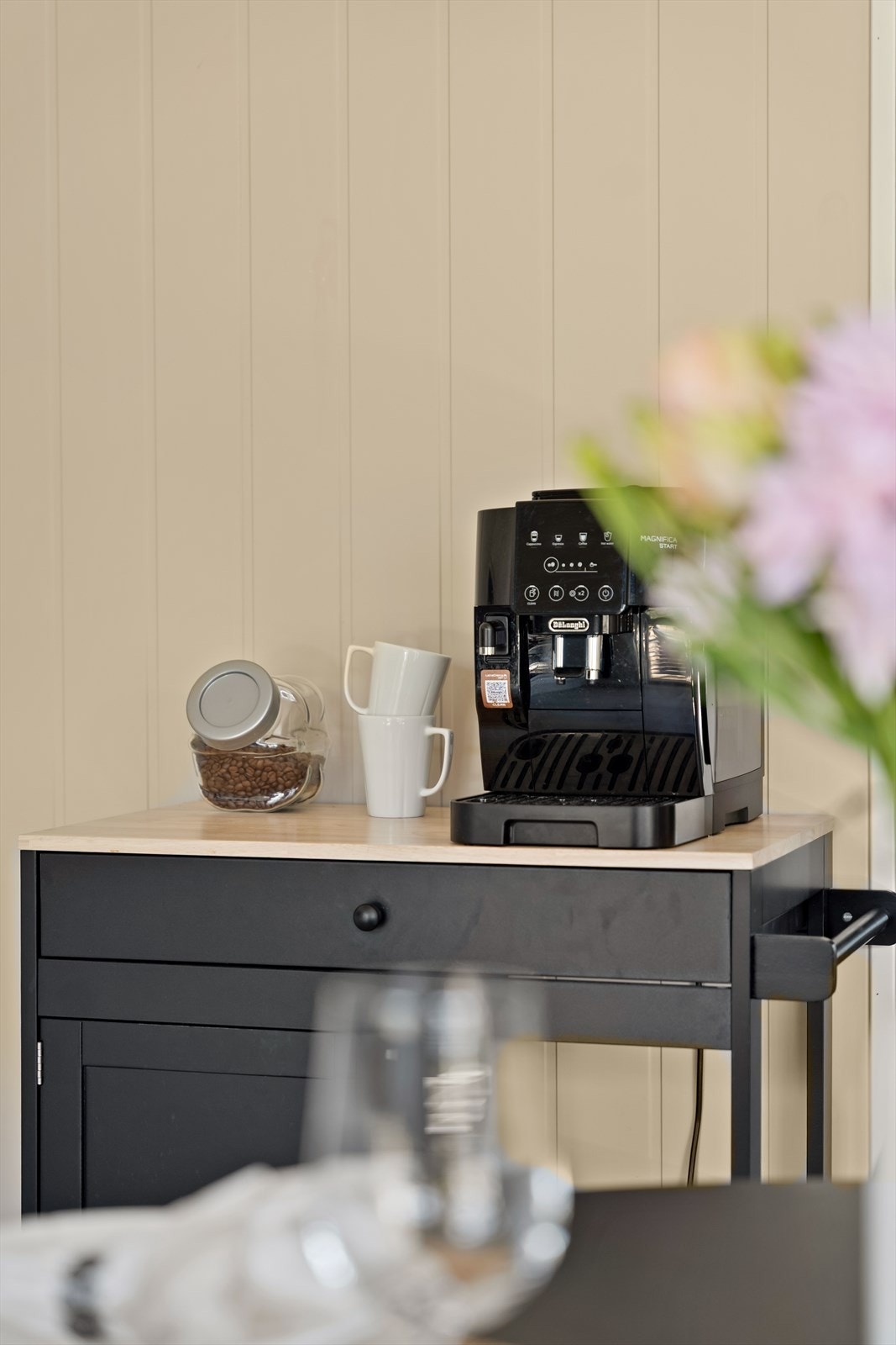 Selger har i dag en flott, kaffebar på kjøkkenet (løs innredning). Galleribilde