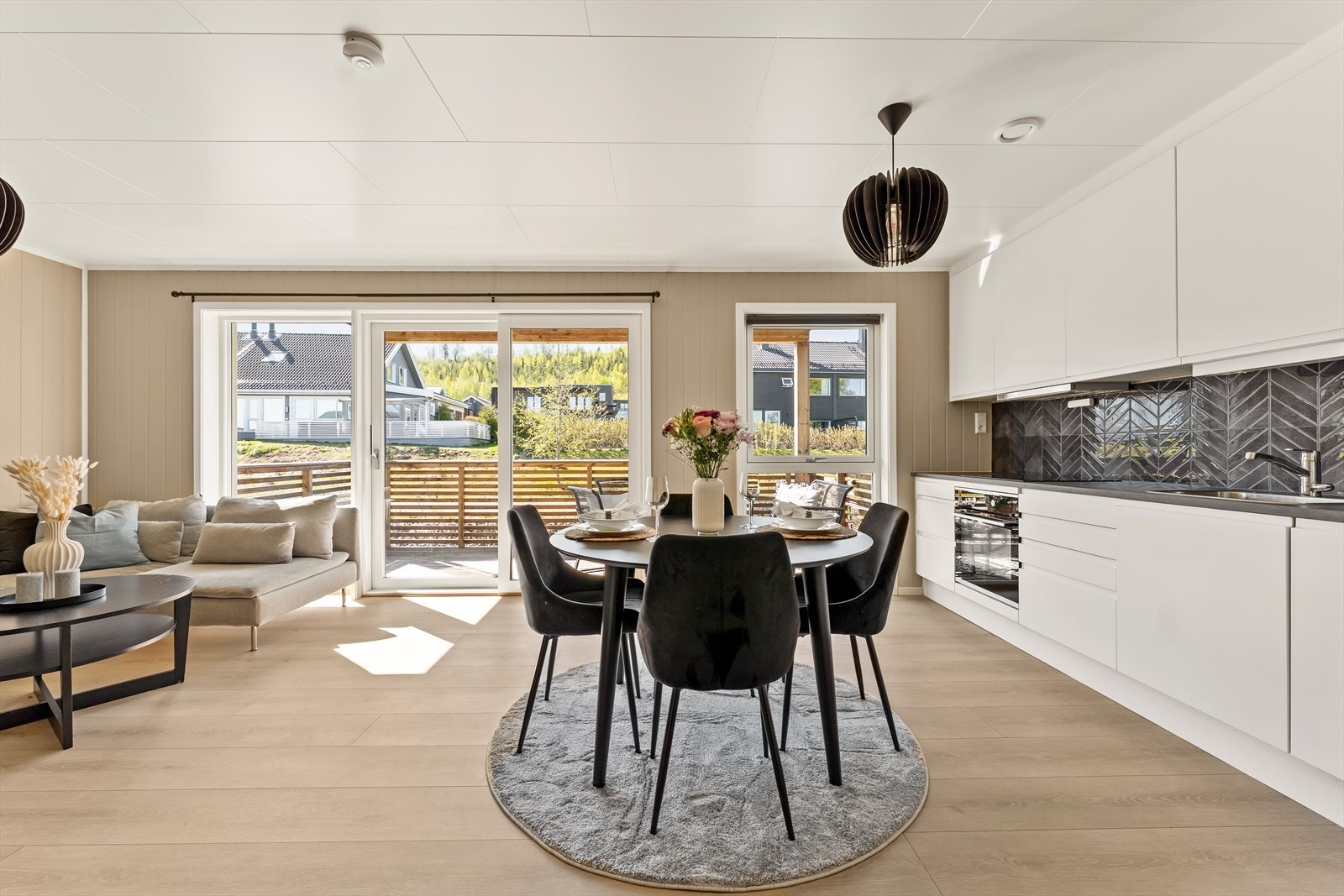 Innvendig fremstår leiligheten lys og innbydende med moderne farge-og materialvalg. Galleribilde