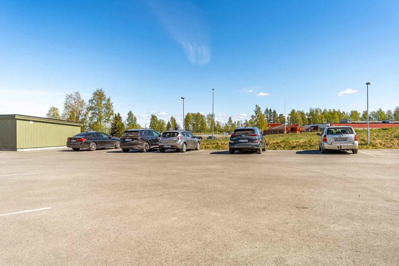 Her disponerer man en parkeringsplass. Det er mulig å etablere el-bil lader om ønskelig. Galleribilde