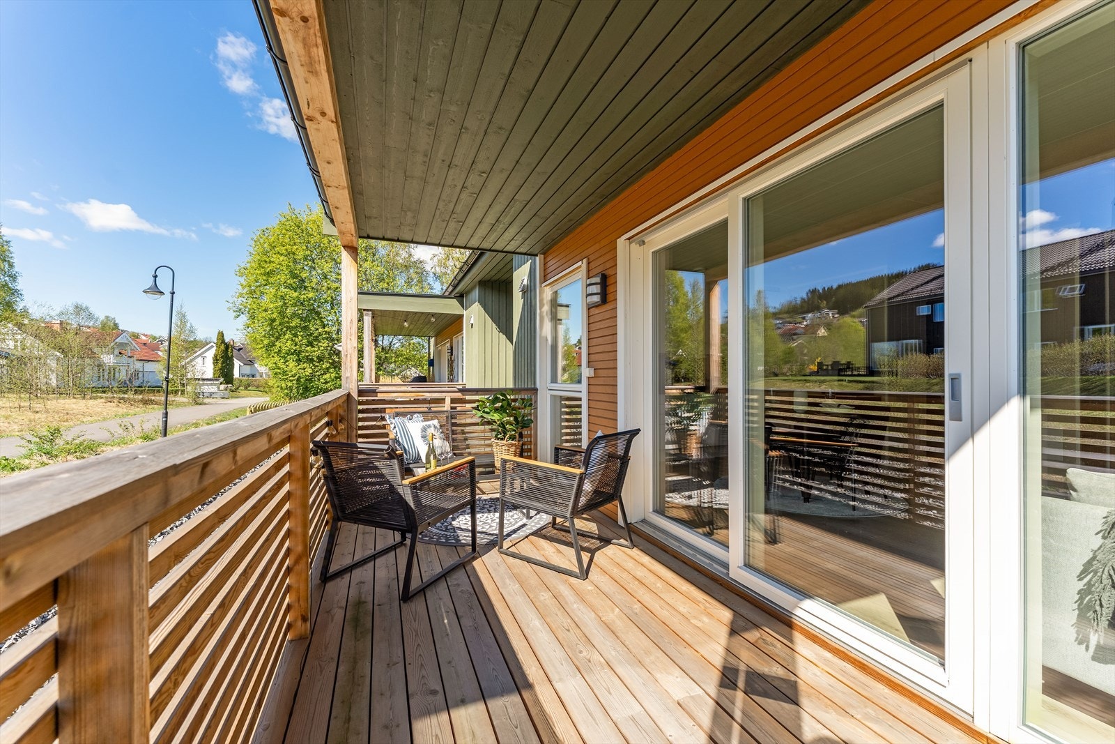 Leiligheten har en romslig sydvendt veranda med plass til sittegruppe, beplantning og grill Galleribilde