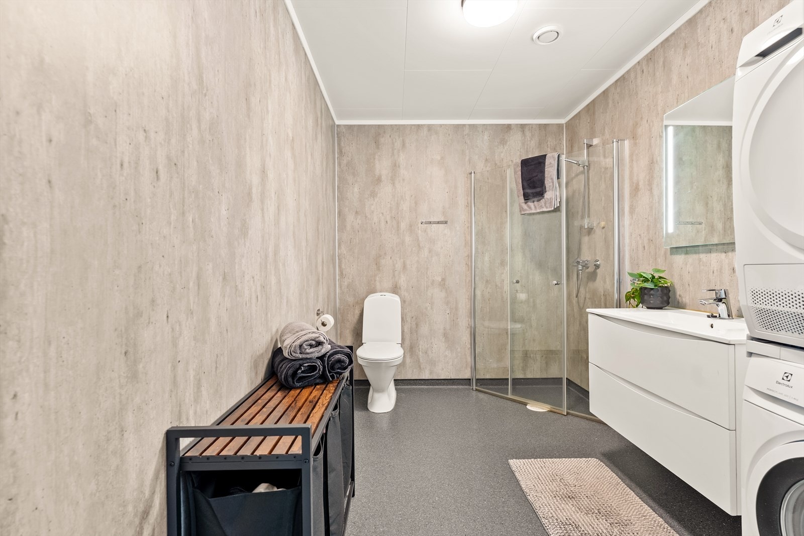 Badet er av god størrelse. Opplegg for vaskemaskin og tørketrommel. Galleribilde
