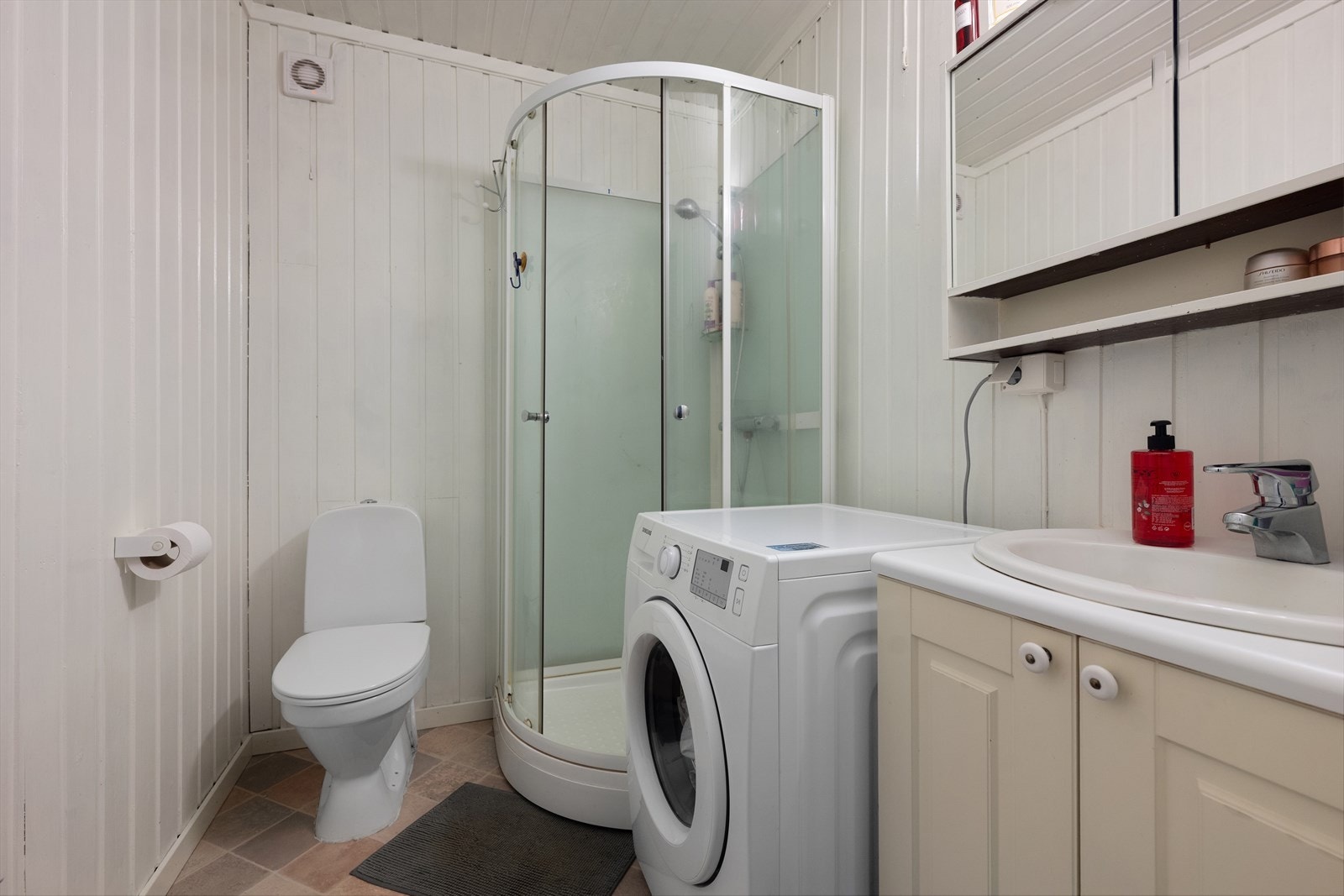 Badet i underetasjen har dusjkabinett og opplegg for vaskemaskin. Galleribilde