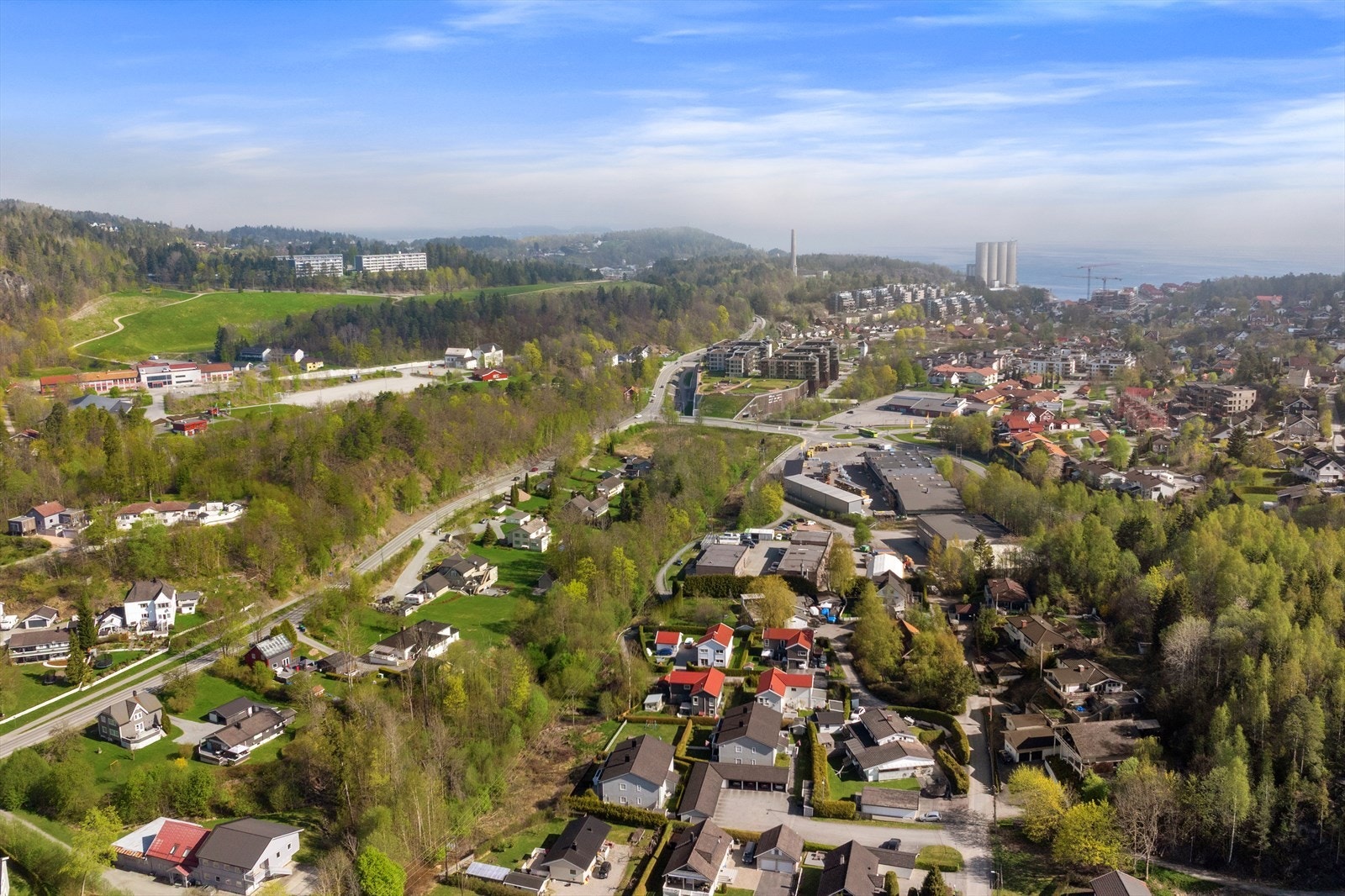 Prestenga 49 har en tilbaketrukket beliggenhet i et etablert boligområde i Slemmestad. Galleribilde