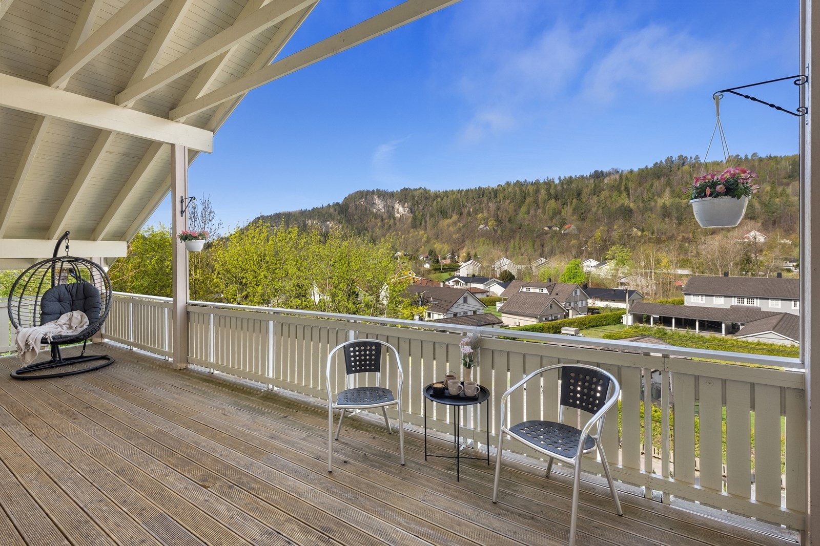 Fra stuen er det utgang til stor terrasse med spektakulær utsikt og sol til sent på kveld! Galleribilde