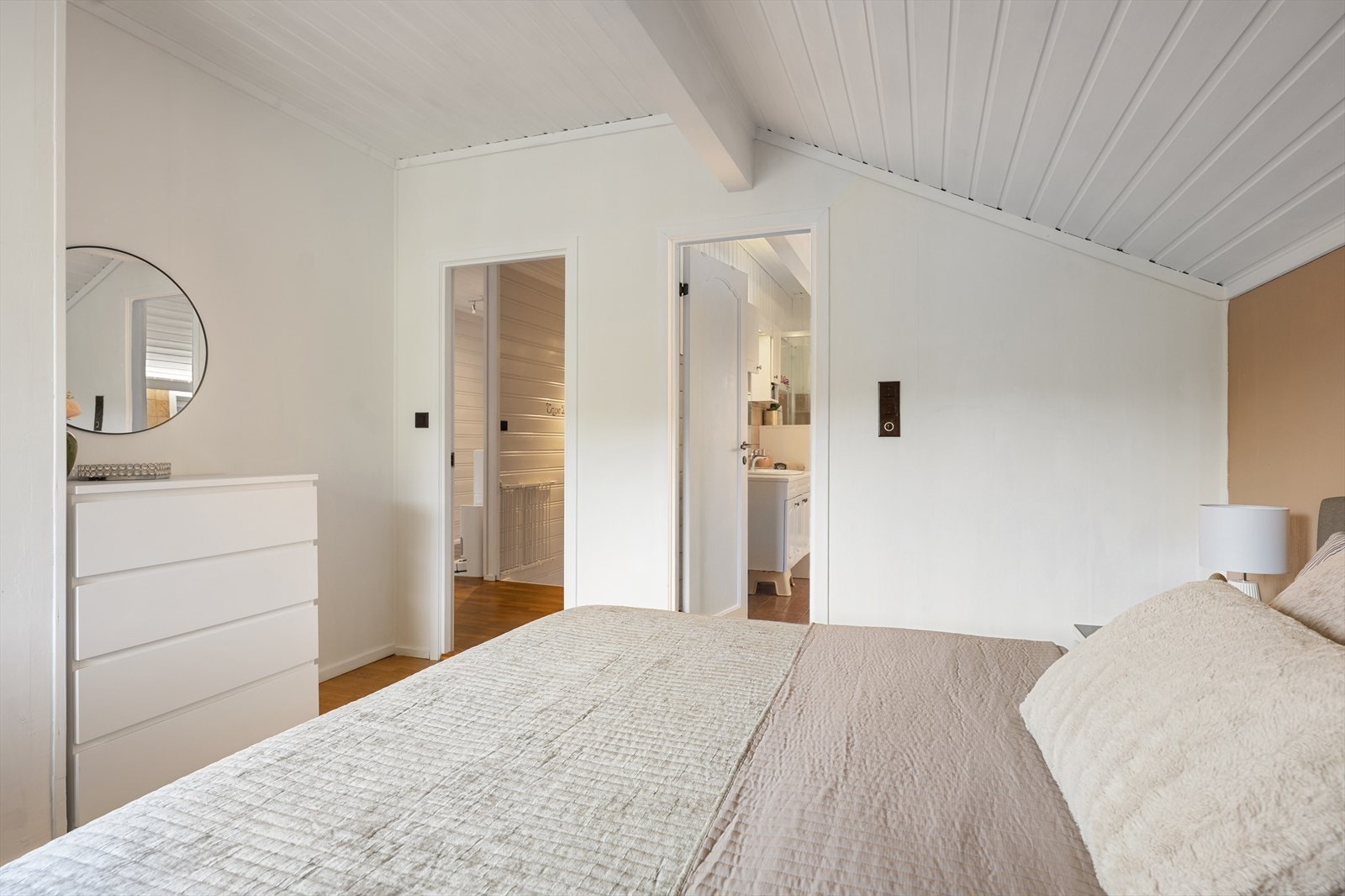 Fra hovedsoverommet er det praktisk tilgang til et eget toalettrom. Galleribilde