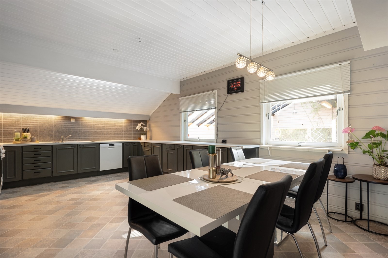 Spisestuen har plass til et stort spisebord for hyggelige sammenkomster. Galleribilde