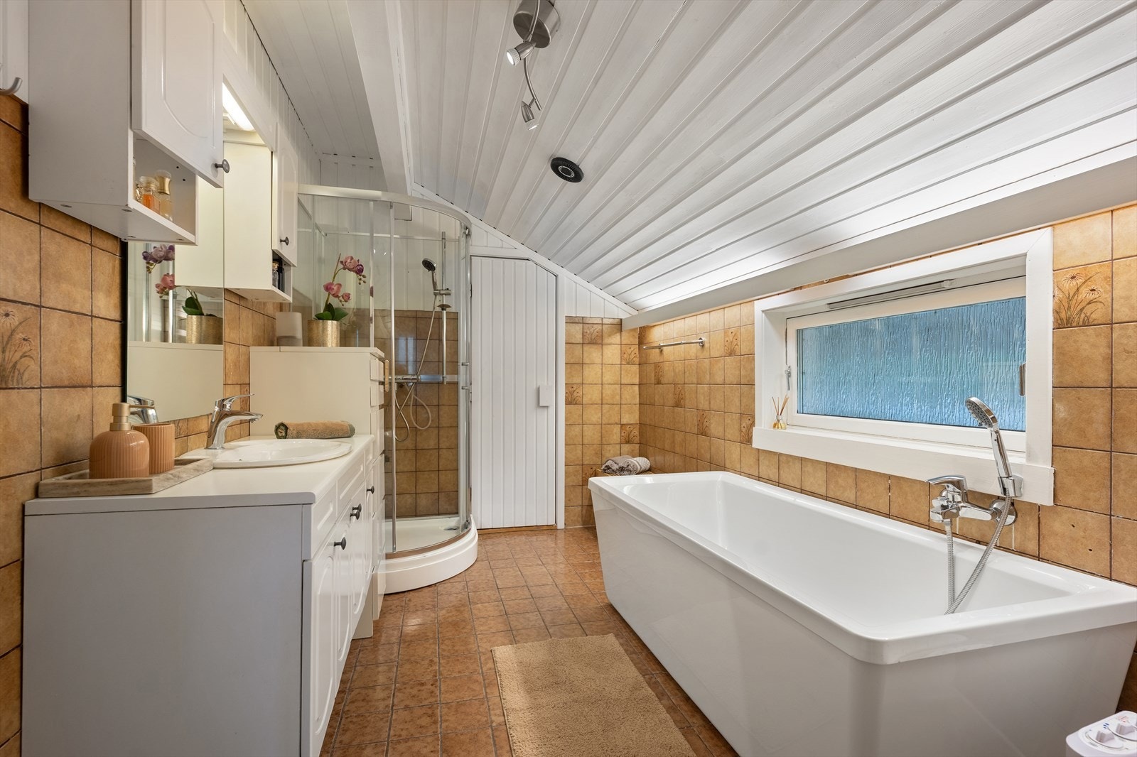 Badet i hovedetasjen er fra byggeåret og utstyrt med både badekar og dusjkabinett. Galleribilde