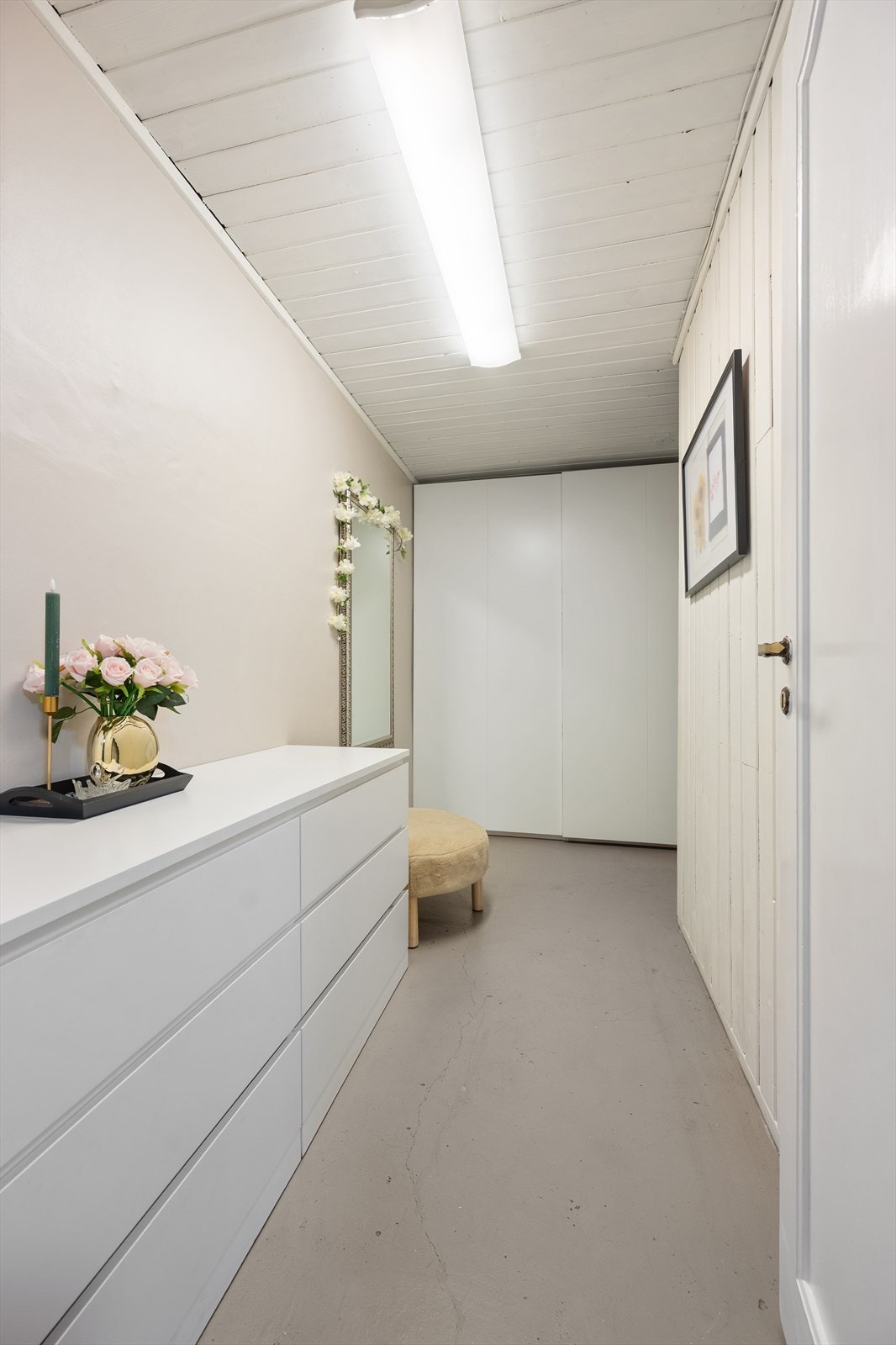 Praktisk innredet rom i underetasjen, ideelt for lagring eller hobby. Galleribilde