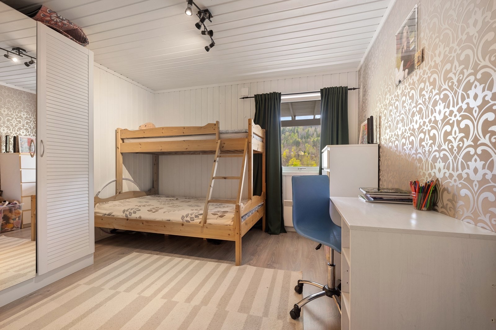 Boligens andre soverom i denne etasjen, med plass til seng og arbeidsplass. Galleribilde
