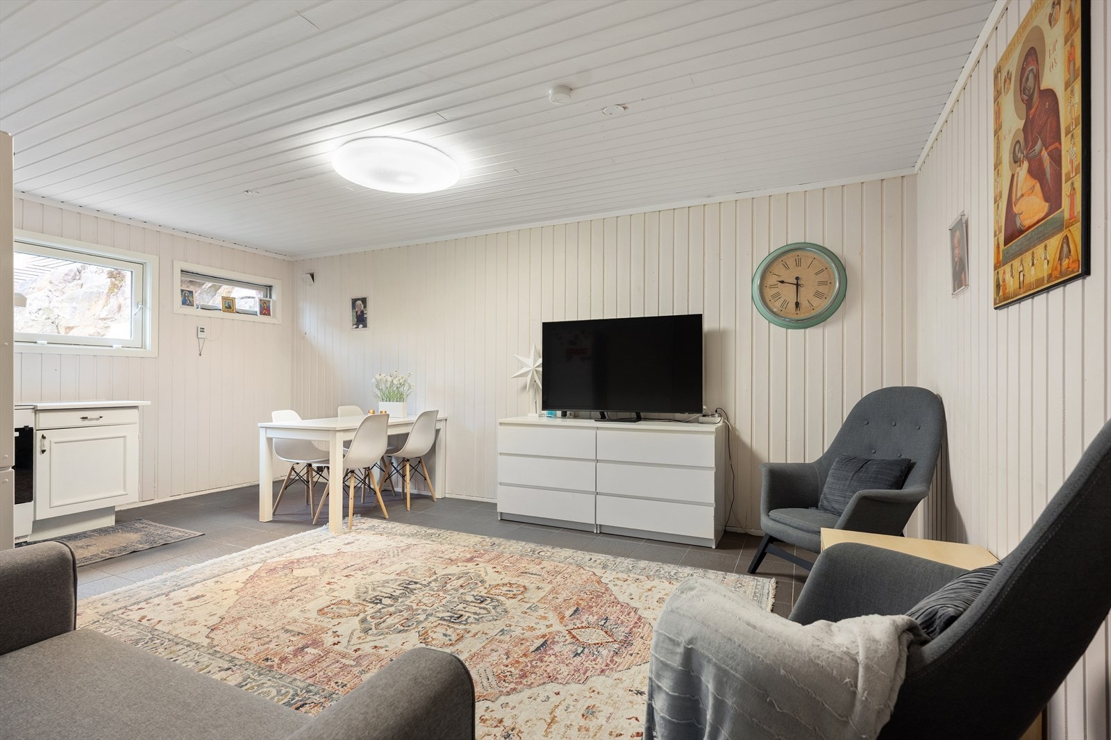 Den separate delen i underetasjen har åpen løsning for stue og kjøkken. Arealet er ikke byggemeldt eller godkjent for varig opphold. Galleribilde