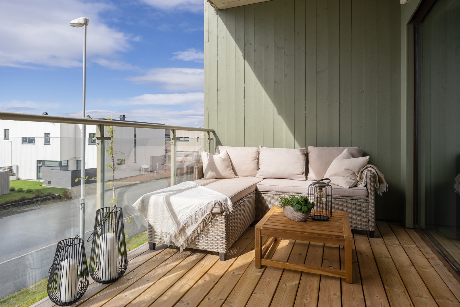 Her har man en lun og fin veranda med takoverbygg. Galleribilde